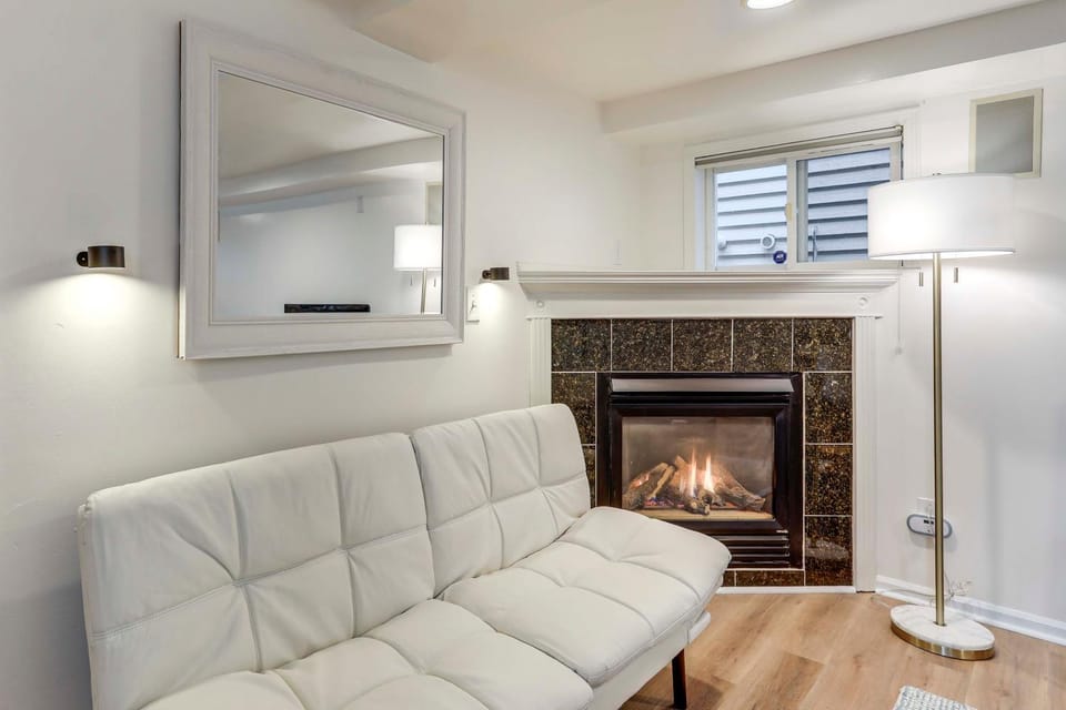 Walkable Green Lake Studio w/ Fireplace Apartment in Green Lake