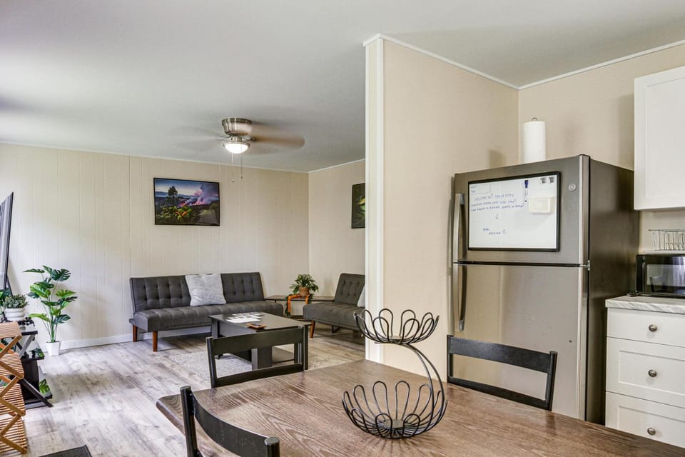 Walk to Dining & Local Markets! Hilo Getaway House in Hilo