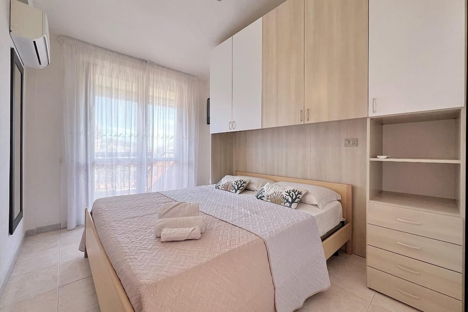 Photo of the whole room, Bedroom, safe