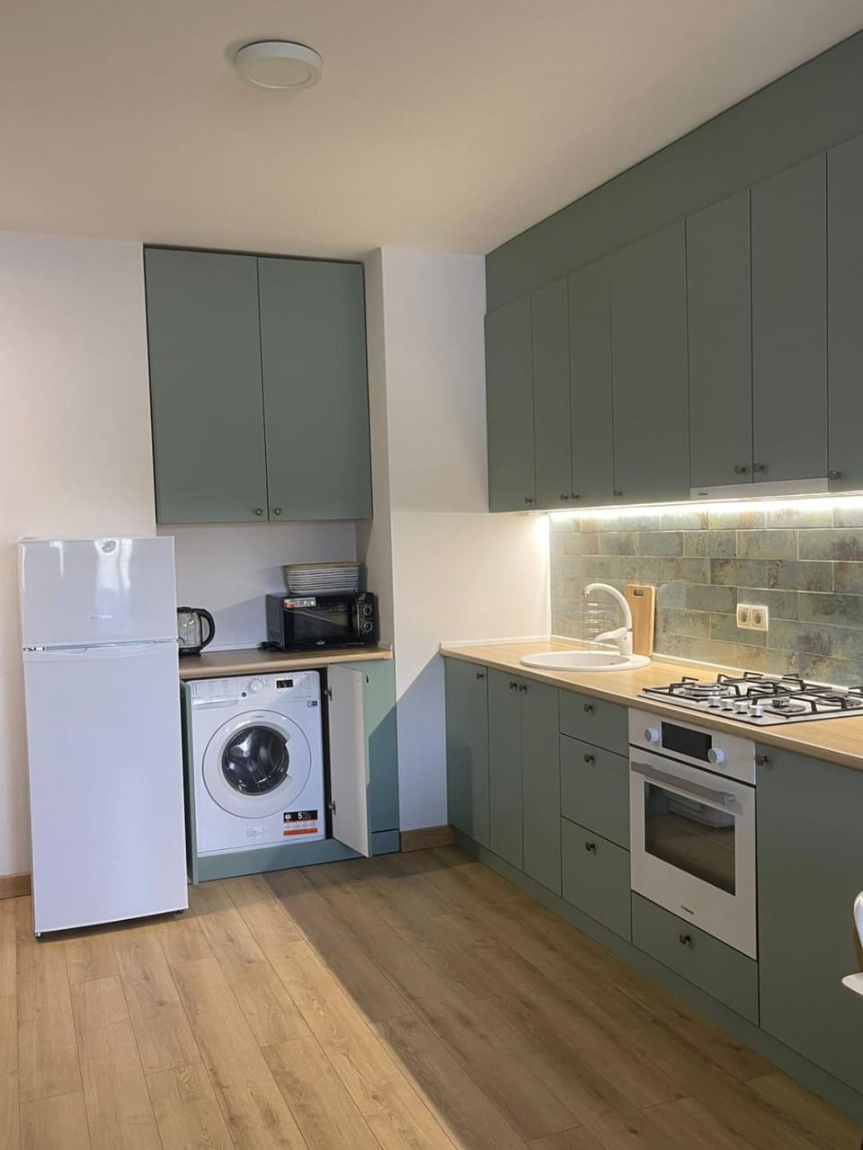 Kitchen or kitchenette, toaster, washing machine