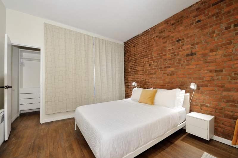 The Julian Vibe 8748 Apartment in Roosevelt Island