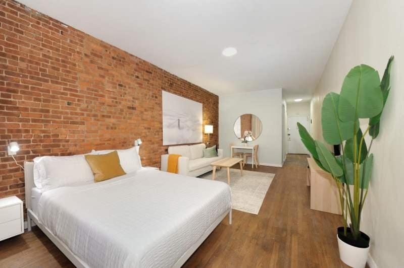 The Julian Vibe 8748 Apartment in Roosevelt Island