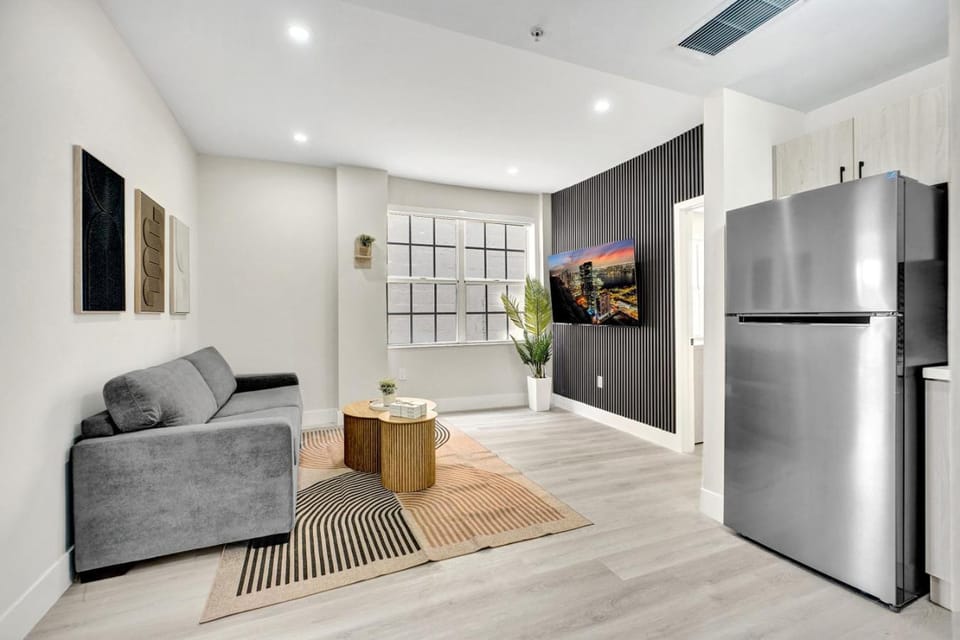 Chic South Beach 2BR 2BA 1 Min Walk to Beach 302 Apartment in Flamingo Lummus