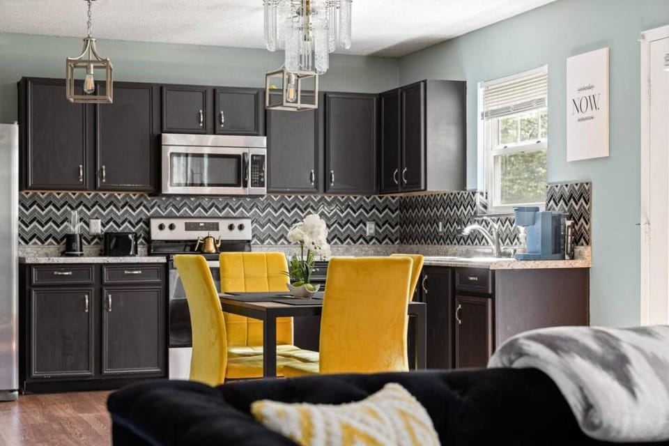 Kitchen or kitchenette, Dining area, oven