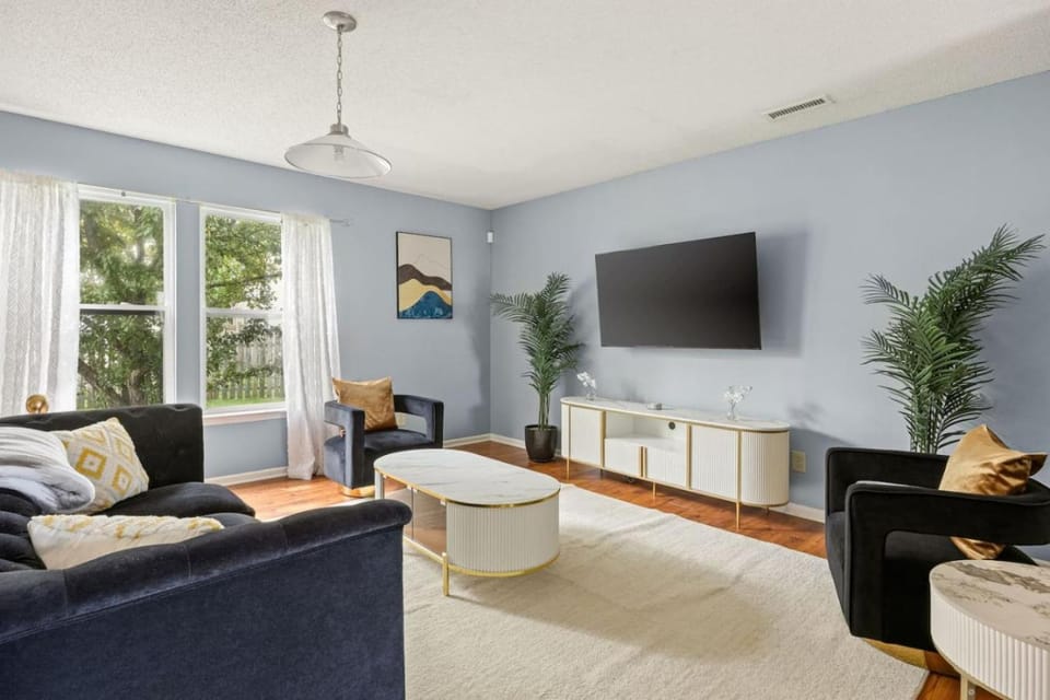 Communal lounge/ TV room, Living room, Seating area