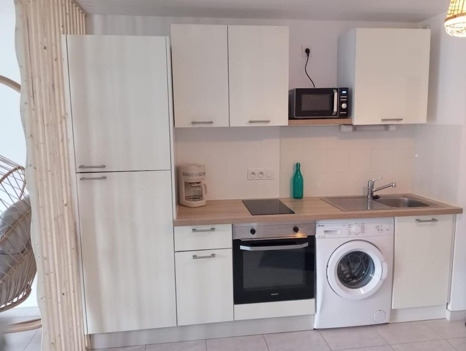 Coffee/tea facilities, microwave, oven, stove, toaster, washing machine