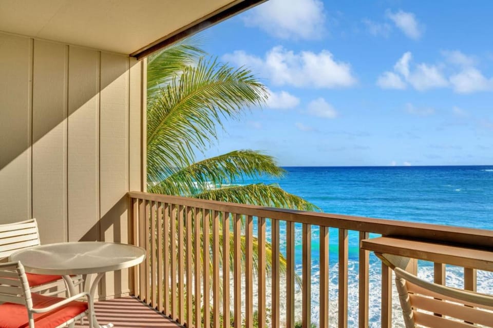Oceanfront 1bd 1ba Walk to Shops Restaurants 215 House in Wailua