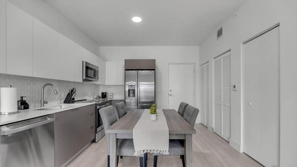 Fast WiFi -Kitchen -Free Parking -Top Location#307 Apartment in Hallandale Beach