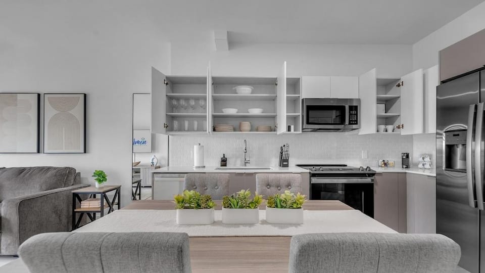 Fast WiFi -Kitchen -Free Parking -Top Location#307 Apartment in Hallandale Beach