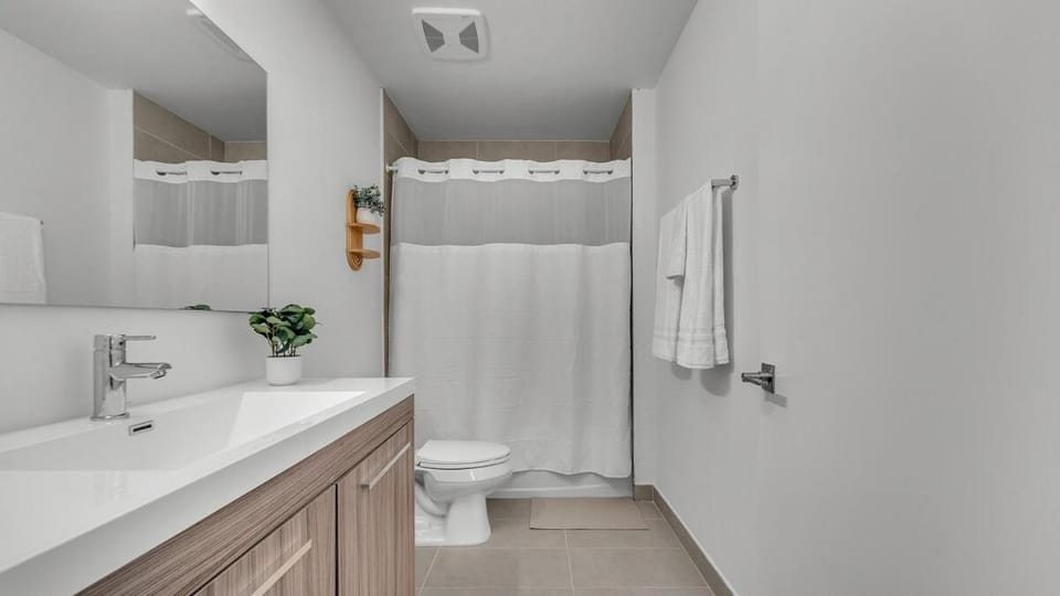 Fast WiFi -Kitchen -Free Parking -Top Location#307 Apartment in Hallandale Beach