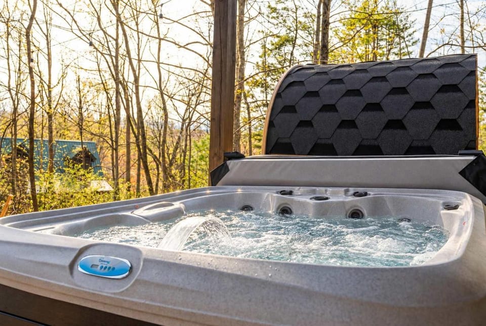 Luxe Mountain Escape - Fire Pit - Hot Tub - Sauna House in Gatlinburg