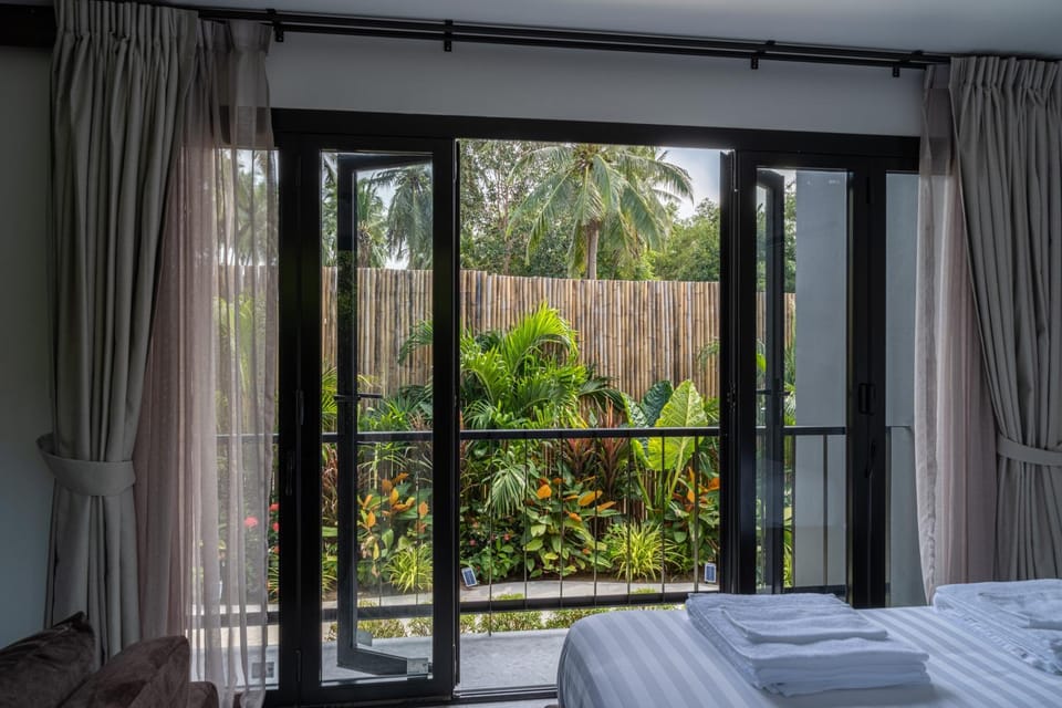 Spring, Bed, Day, Natural landscape, Garden, View (from property/room), Balcony/Terrace, Photo of the whole room, Bedroom, Garden view, towels
