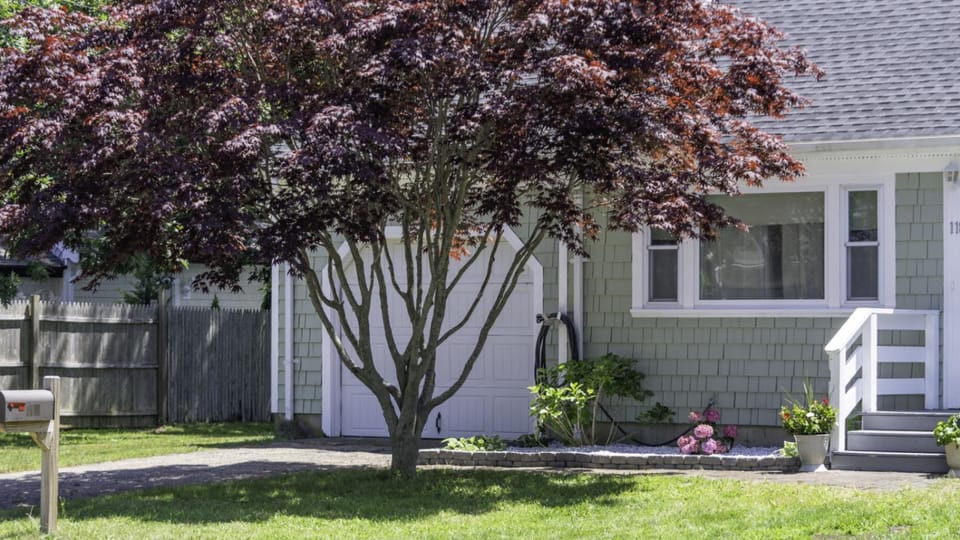 Centrally Located, Outdoor Dinning and Game Table House in Hyannis