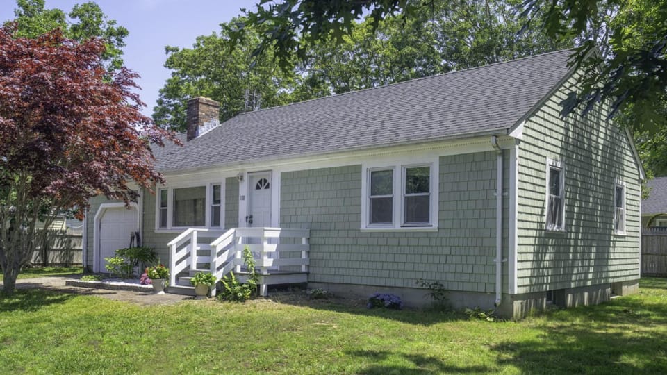 Centrally Located, Outdoor Dinning and Game Table House in Hyannis