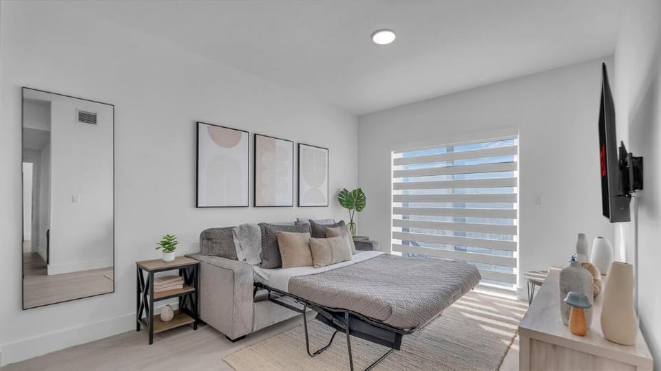 #308High-Speed -WiFi-Kitchen-Free Parking-Central Apartment in Hallandale Beach