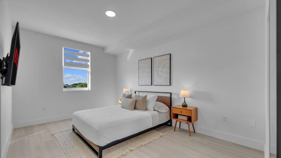#308High-Speed -WiFi-Kitchen-Free Parking-Central Apartment in Hallandale Beach