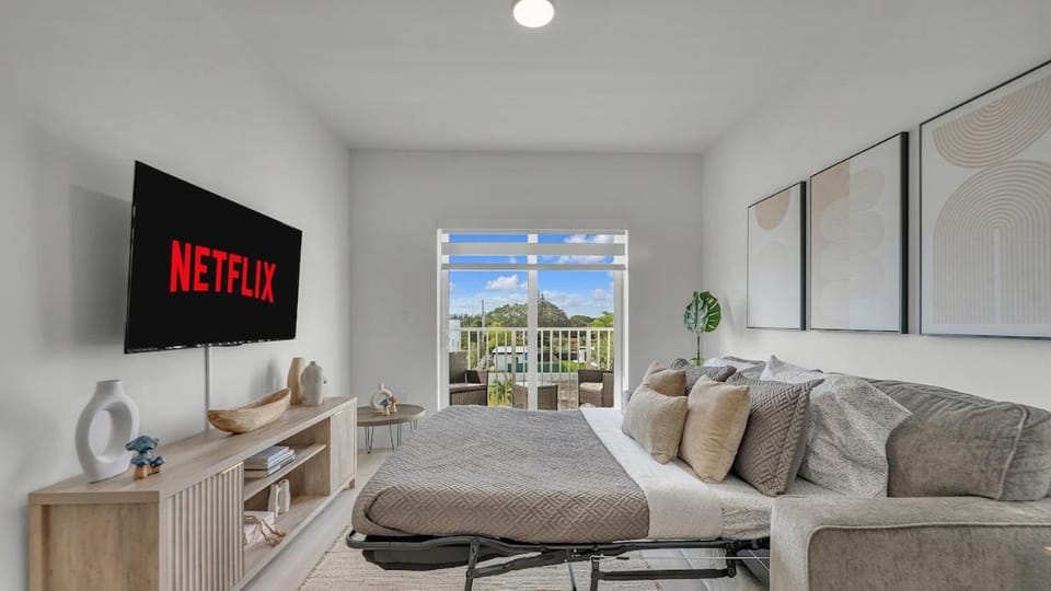 #309 Strong WiFi- Free Parking Spot-Full Kitchen Apartment in Hallandale Beach