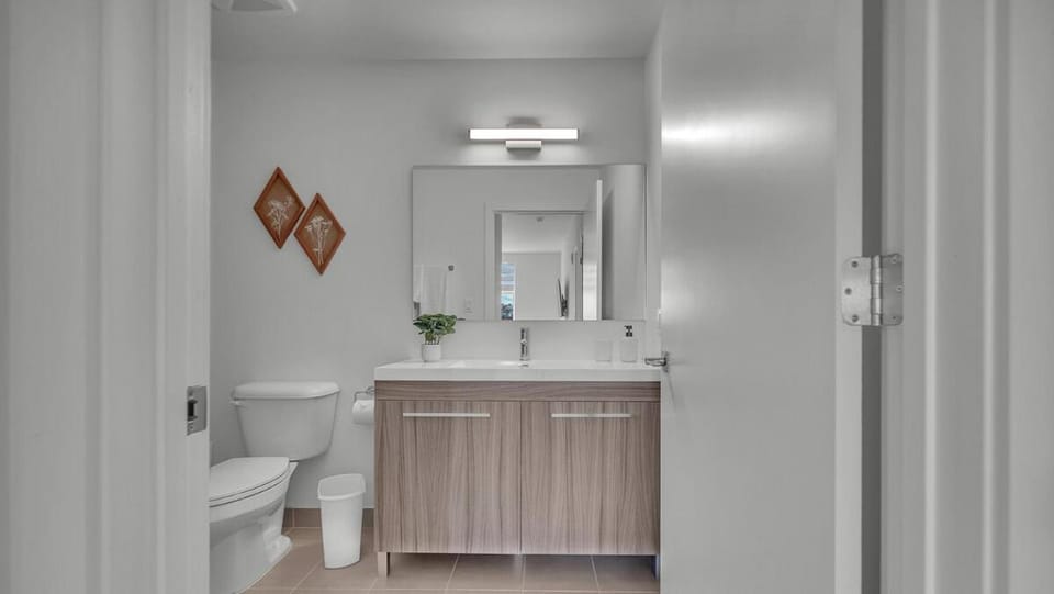 Fast WiFi-Free Parking Spot-Kitchen Amenities #310 Apartment in Hallandale Beach