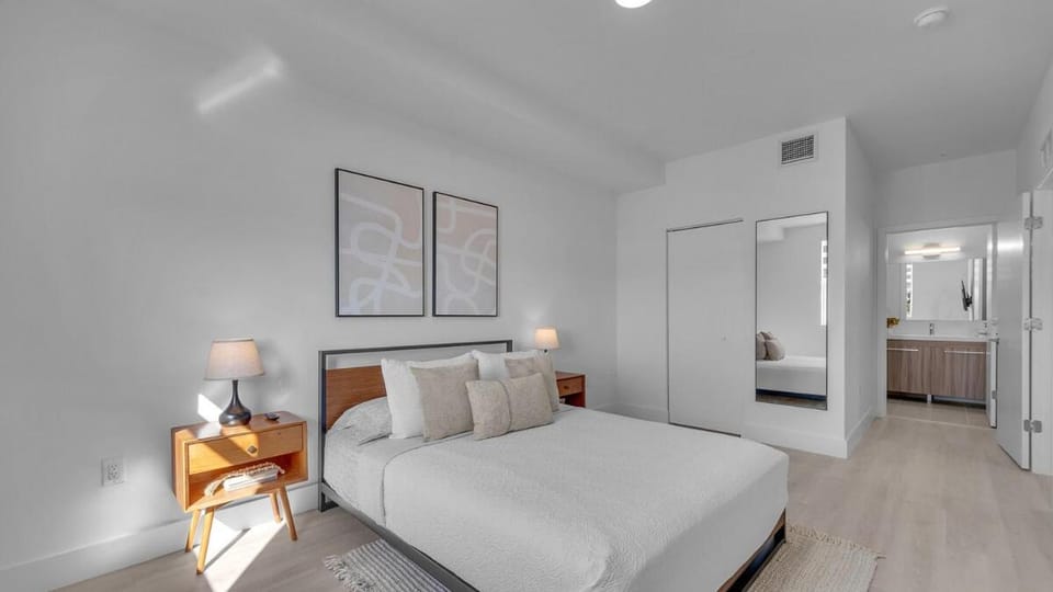 Fast WiFi-Free Parking Spot-Kitchen Amenities #310 Apartment in Hallandale Beach