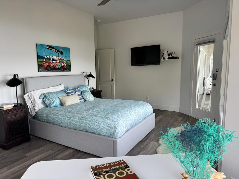 Bed, TV and multimedia, Bedroom