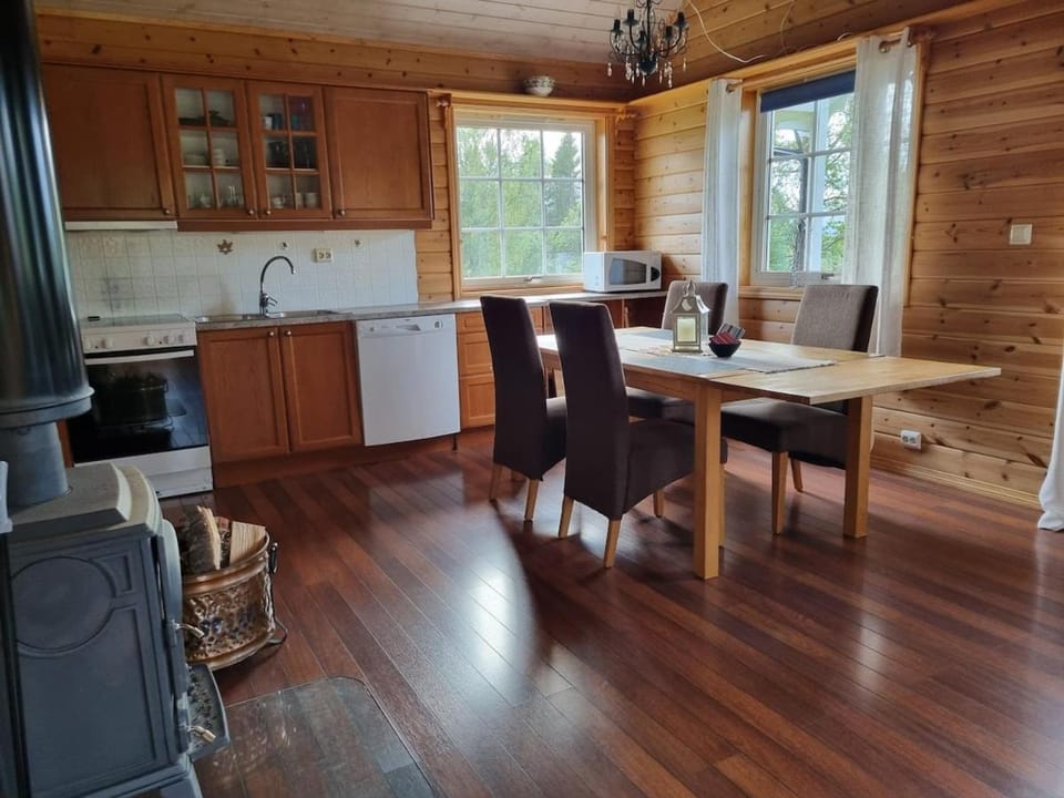 Dining area, kitchen