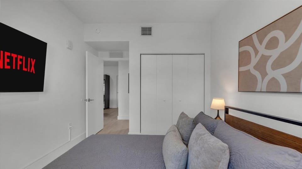 Great WiFi-Kitchen-Free Parking-#311 Apartment in Hallandale Beach