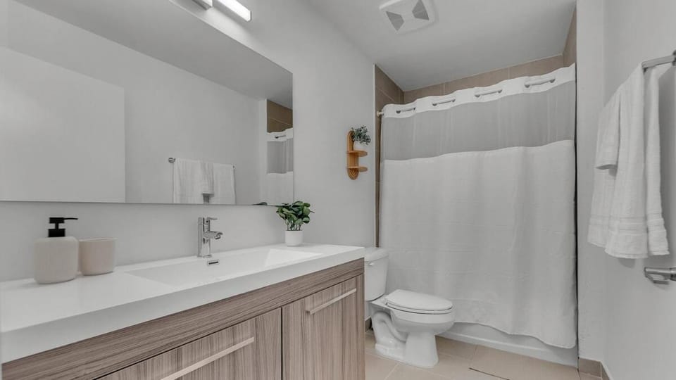 Great WiFi-Kitchen-Free Parking-#311 Apartment in Hallandale Beach
