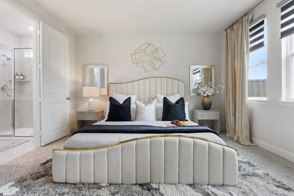 Shower, Bed, Bathroom, Photo of the whole room, Bedroom