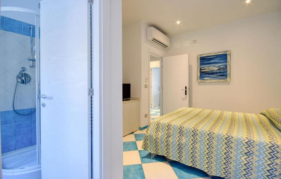 Shower, Bed, TV and multimedia, Bedroom, air conditioner