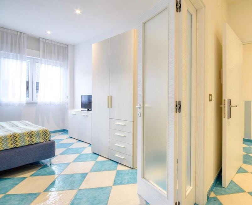 Bed, TV and multimedia, Photo of the whole room, Bedroom, wardrobe