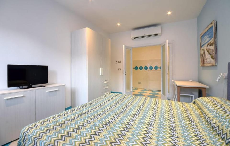 Bed, TV and multimedia, Bedroom, wardrobe, air conditioner