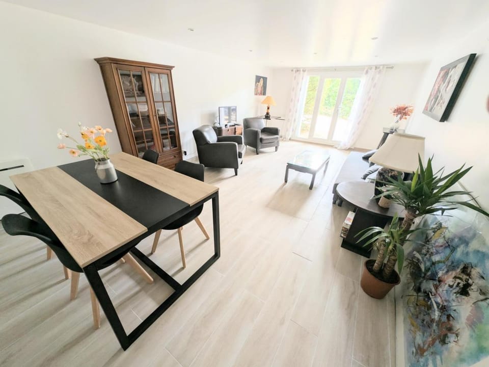 Gîte Les Tilleuls : Charme de Touraine, Jardin, Terrasse - FR-1-381-633 House in Amboise