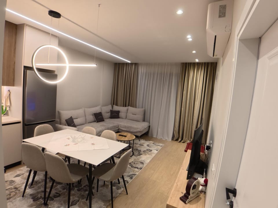 TV and multimedia, Living room, Seating area, Dining area