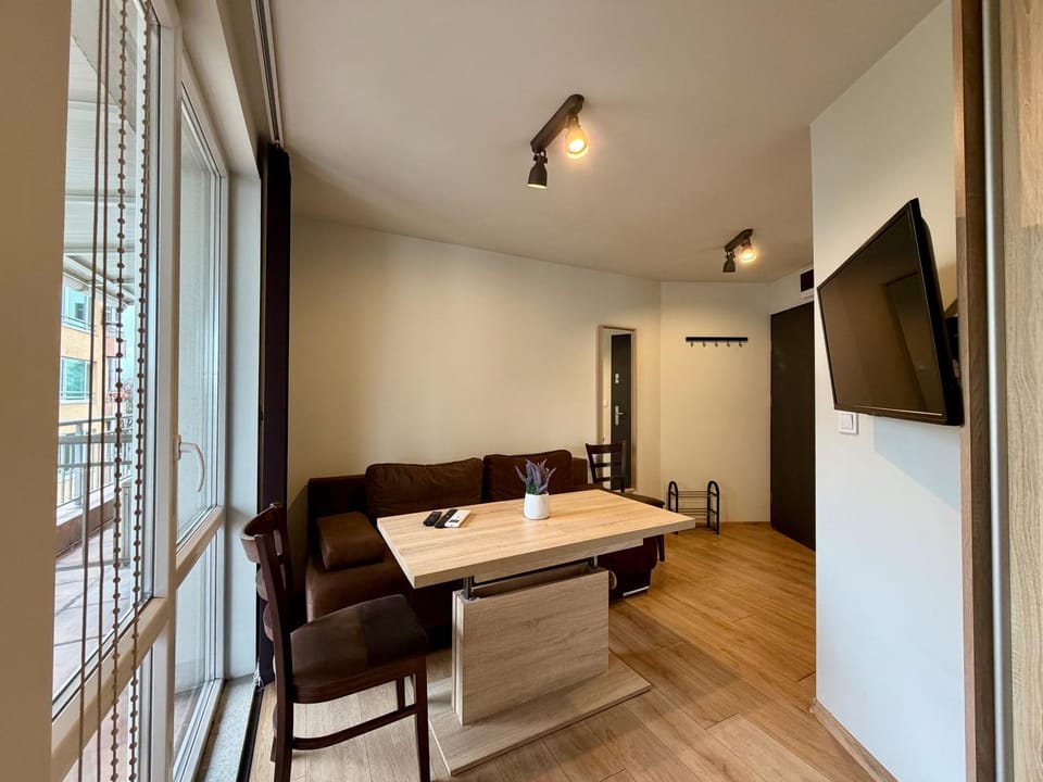 TV and multimedia, Living room, Seating area, Dining area