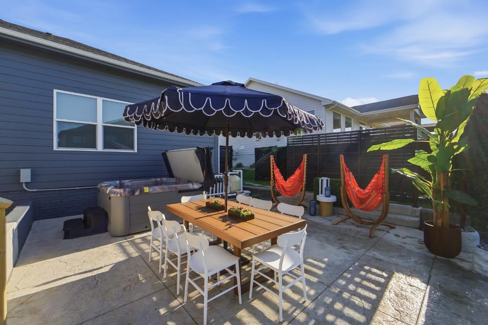 Patio, Dining area, Swimming pool