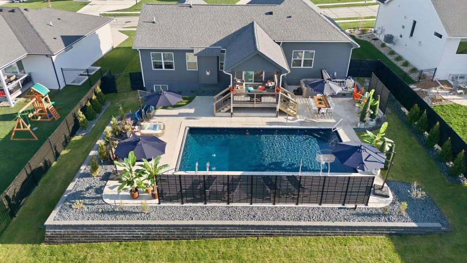 Property building, Patio, Pool view, Swimming pool, Swimming pool, sunbed