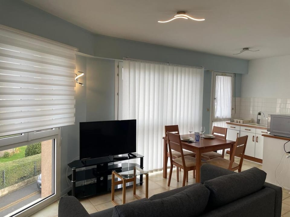 TV and multimedia, Seating area, Dining area