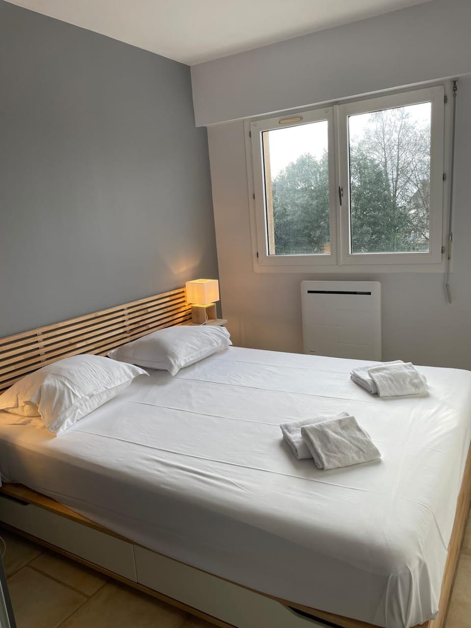 Bed, Photo of the whole room, Bedroom, towels