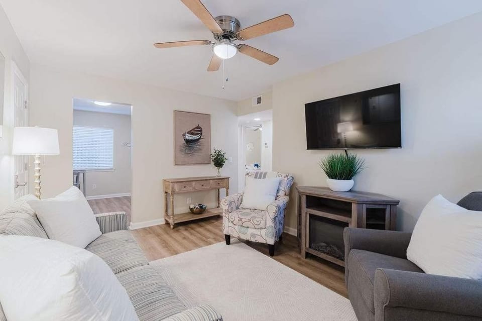 Renovated 2BR First Floor Forest Beach Condo Apartment in South Forest Beach
