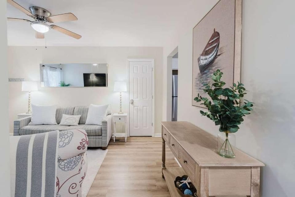 Renovated 2BR First Floor Forest Beach Condo Apartment in South Forest Beach