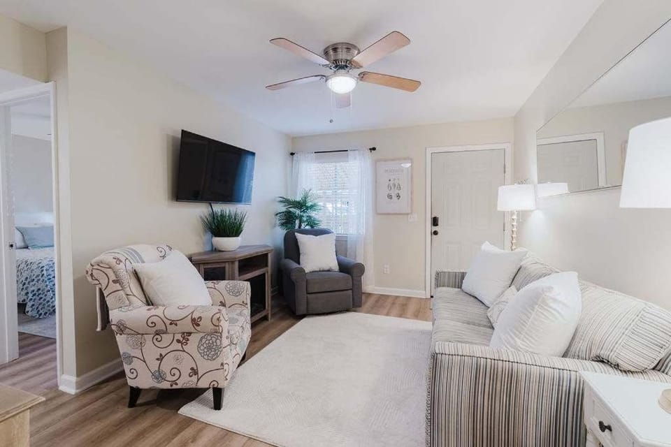 Renovated 2BR First Floor Forest Beach Condo Apartment in South Forest Beach