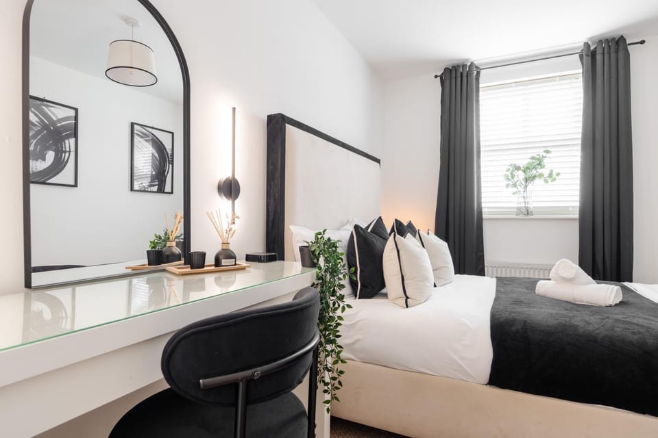 Luxury Stay with Cinema Room, Free Parking, Close to Co-op Live, Etihad Stadium & Manchester City Centre, Sleeps 9 House in Oldham