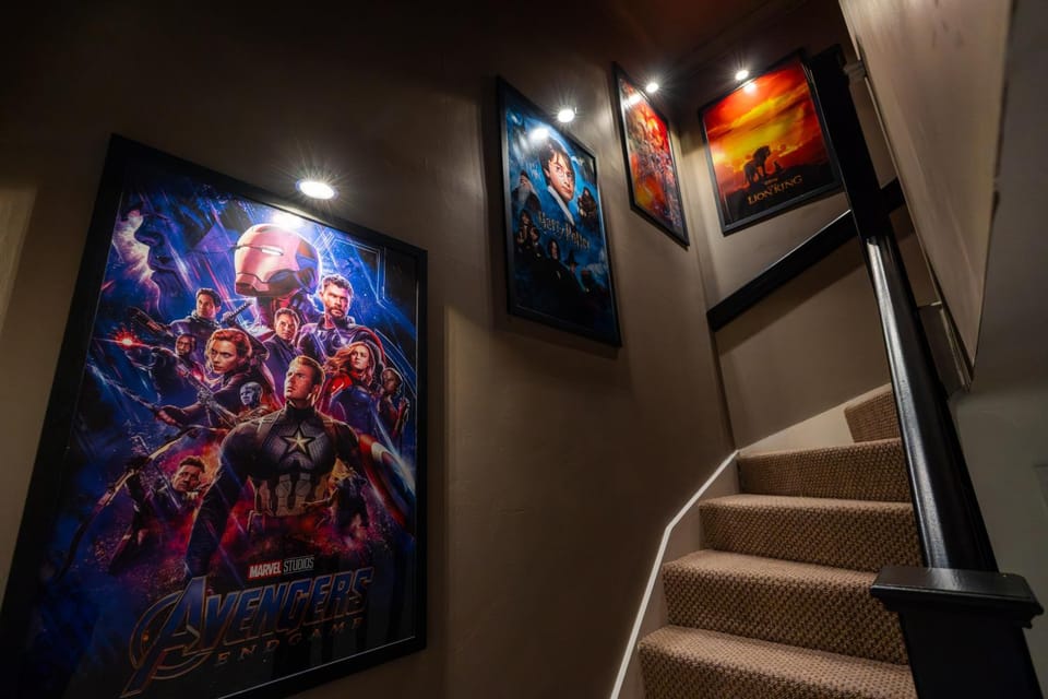 Luxury Stay with Cinema, Free Parking, Greater Manchester House in Oldham