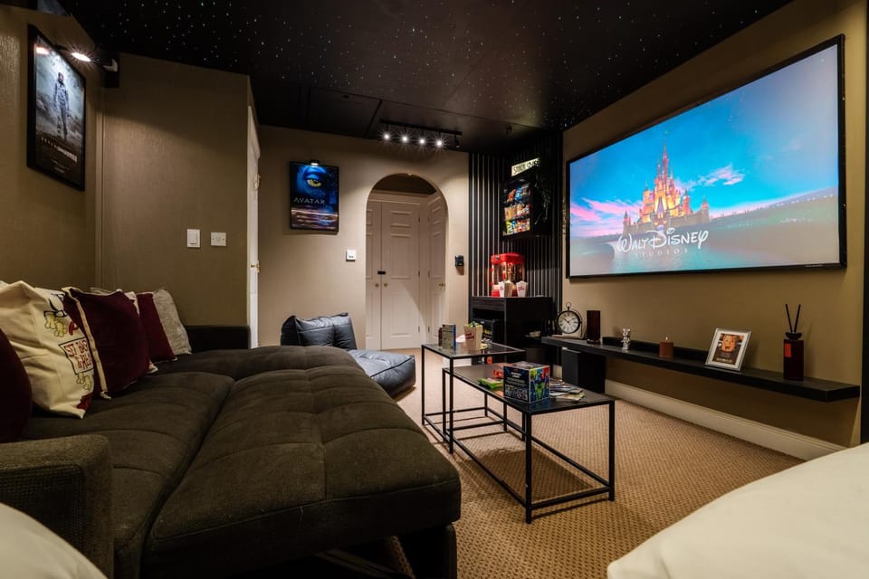 Luxury Stay with Cinema Room, Free Parking, Close to Co-op Live, Etihad Stadium & Manchester City Centre, Sleeps 9 House in Oldham