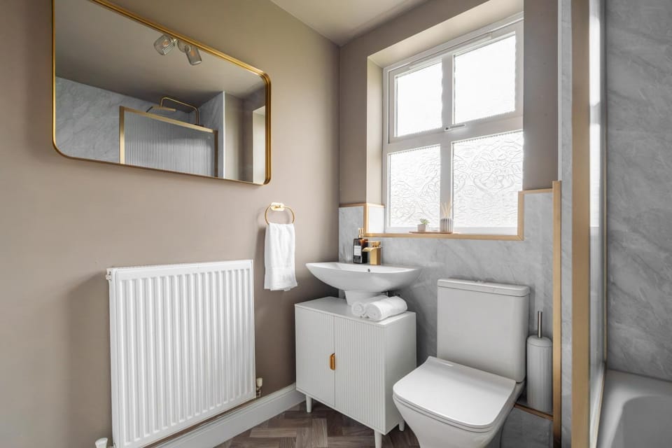 Luxury Stay with Cinema, Free Parking, Greater Manchester House in Oldham