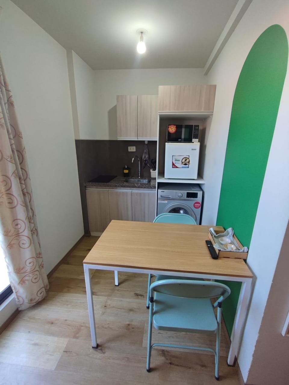 Kitchen or kitchenette, Dining area, washing machine