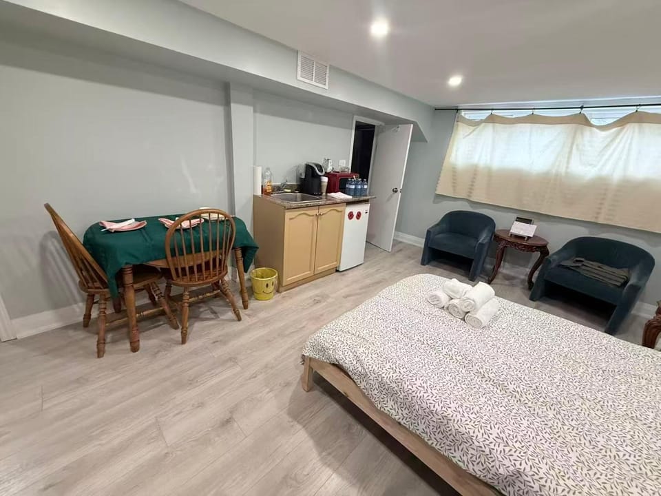 Ideal Bachelor Suite For Couples in Aurora Apartment in Aurora