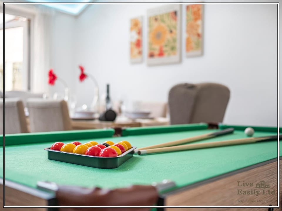 Game Room, Entertainment