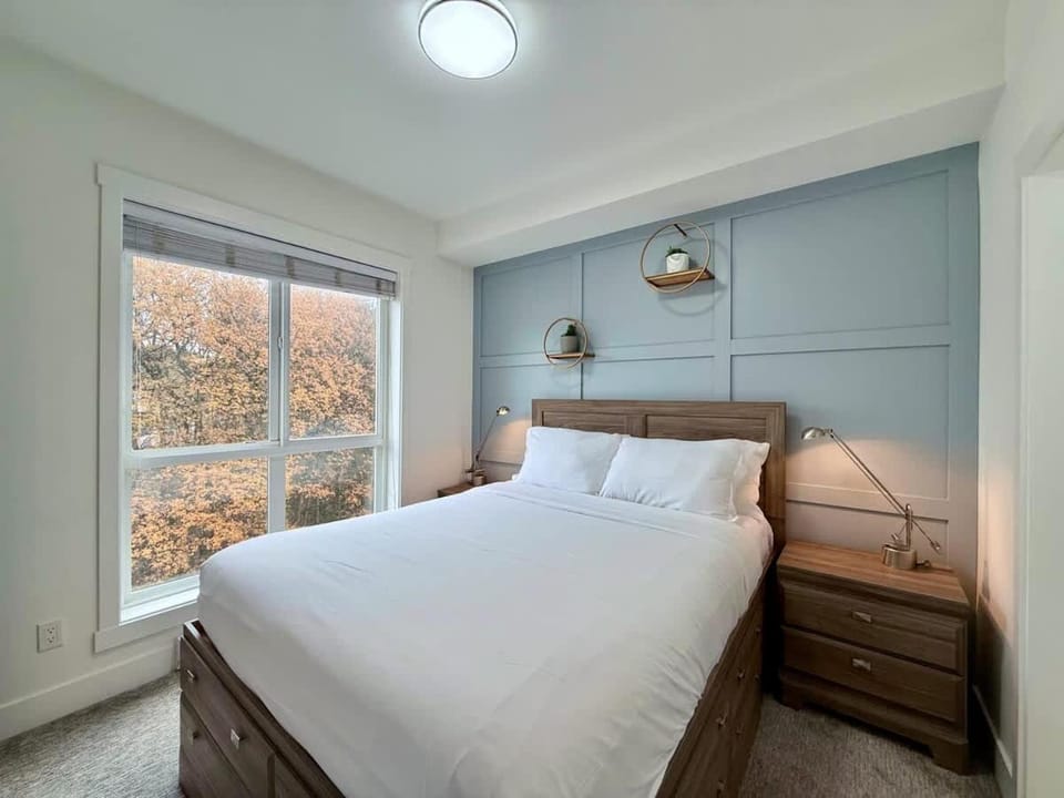 Downtown Condo Vancouver Skytrain Free Parking Apartment in Surrey