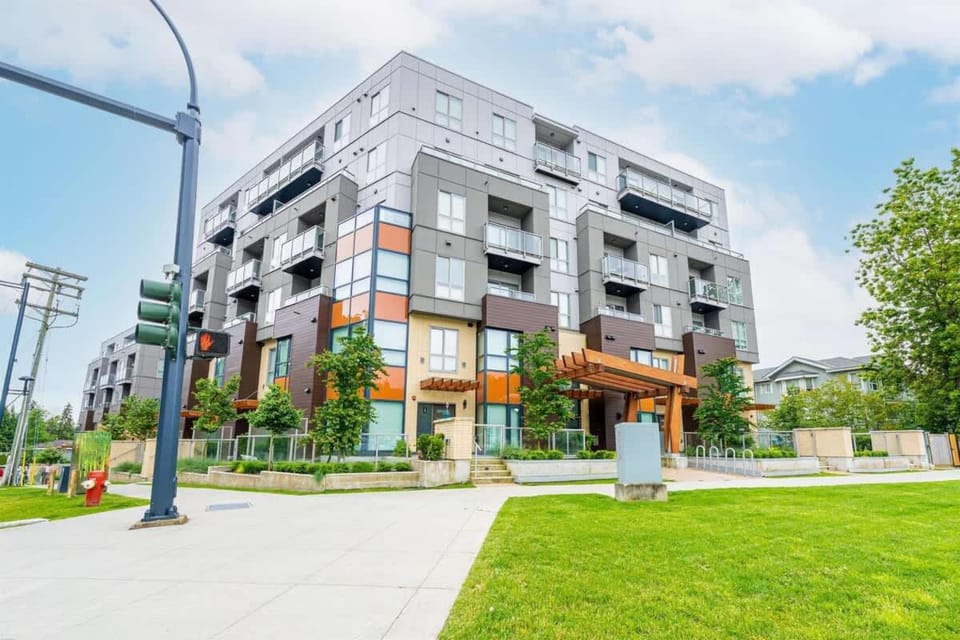 Downtown Condo Vancouver Skytrain Free Parking Apartment in Surrey